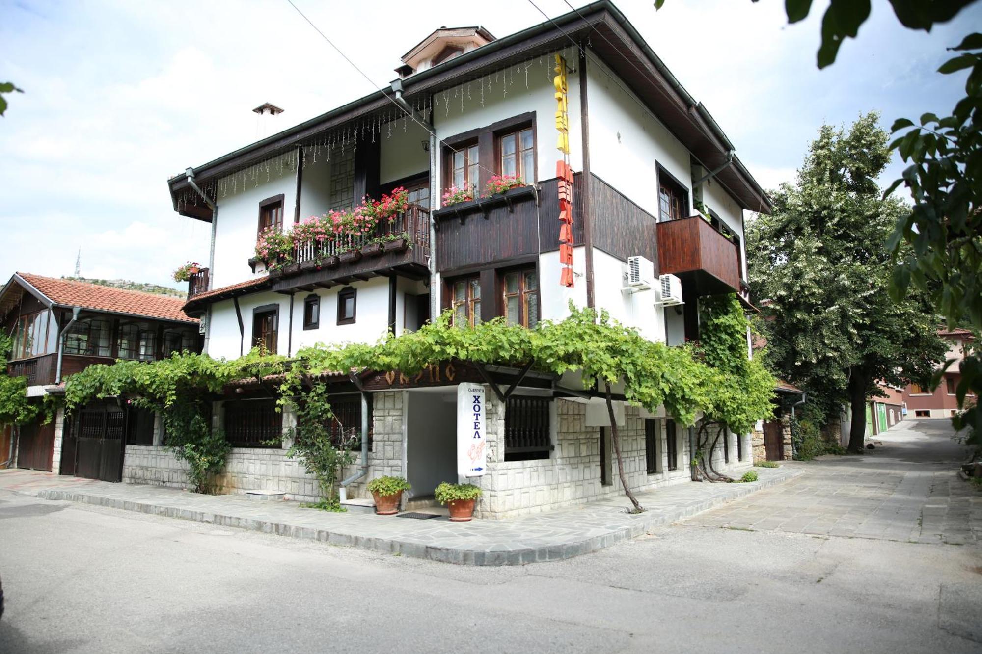 Oazis Family Hotel Lovetsj Buitenkant foto
