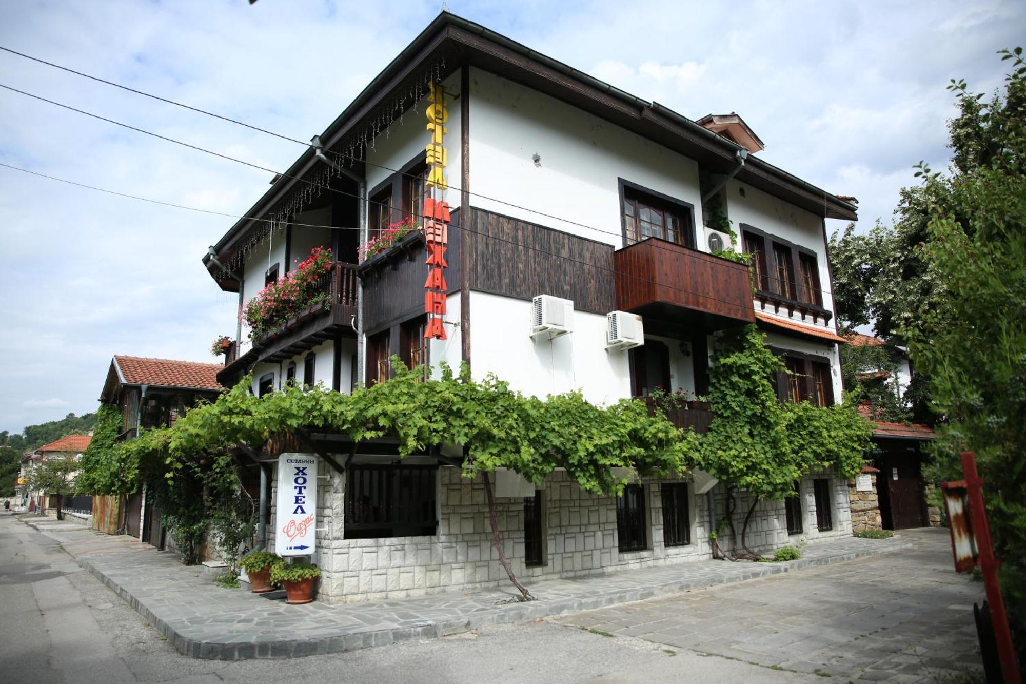 Oazis Family Hotel Lovetsj Buitenkant foto