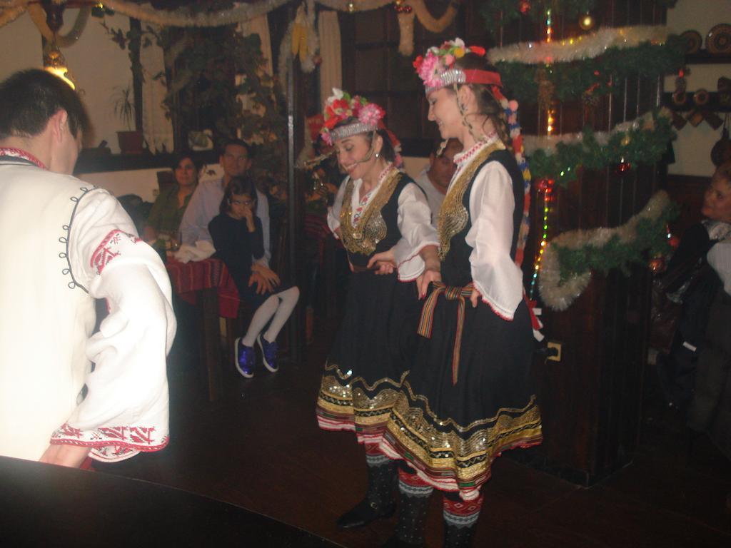 Oazis Family Hotel Lovetsj Buitenkant foto