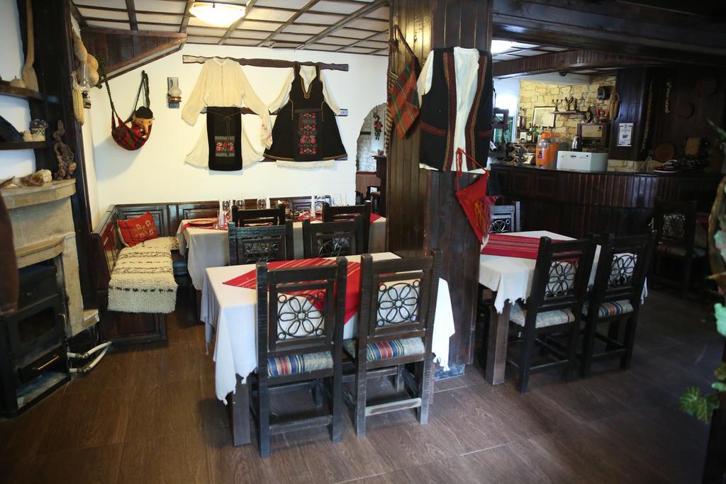 Oazis Family Hotel Lovetsj Buitenkant foto