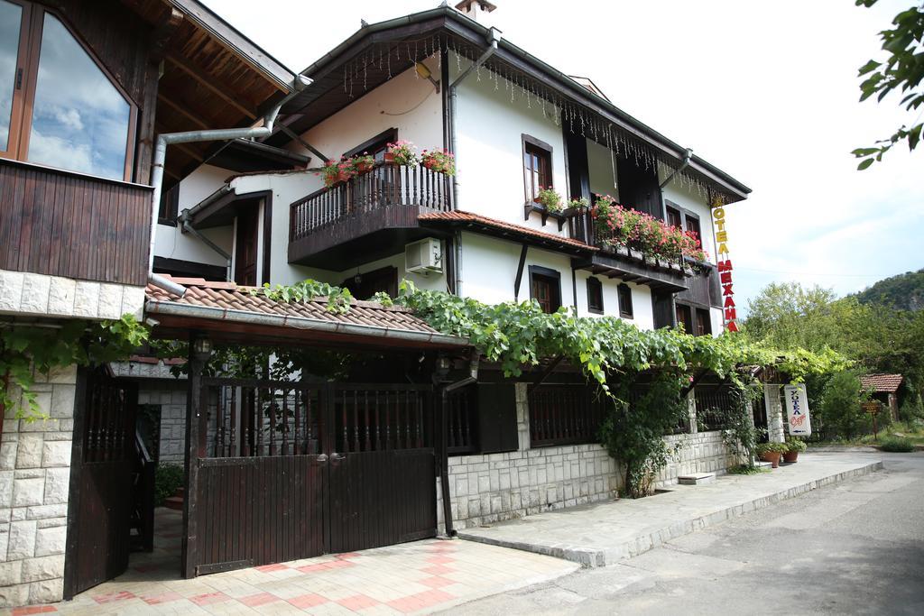 Oazis Family Hotel Lovetsj Buitenkant foto