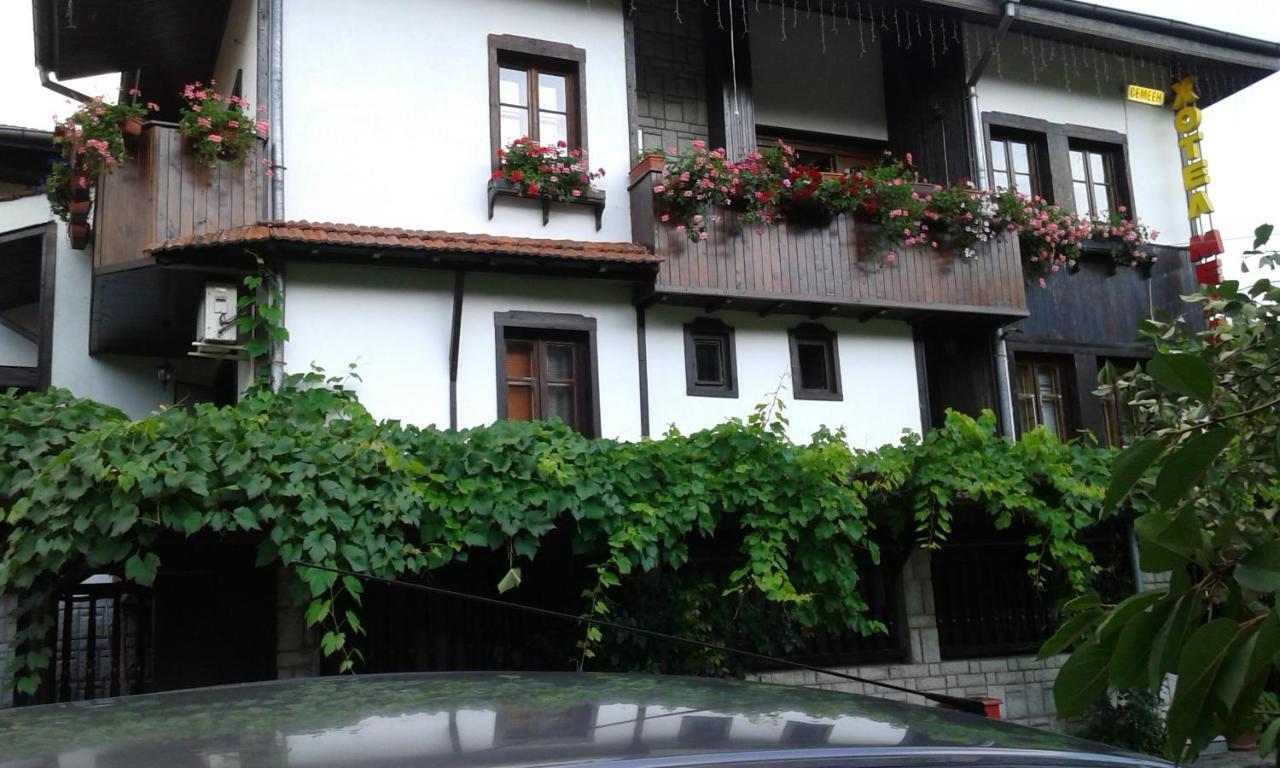 Oazis Family Hotel Lovetsj Buitenkant foto