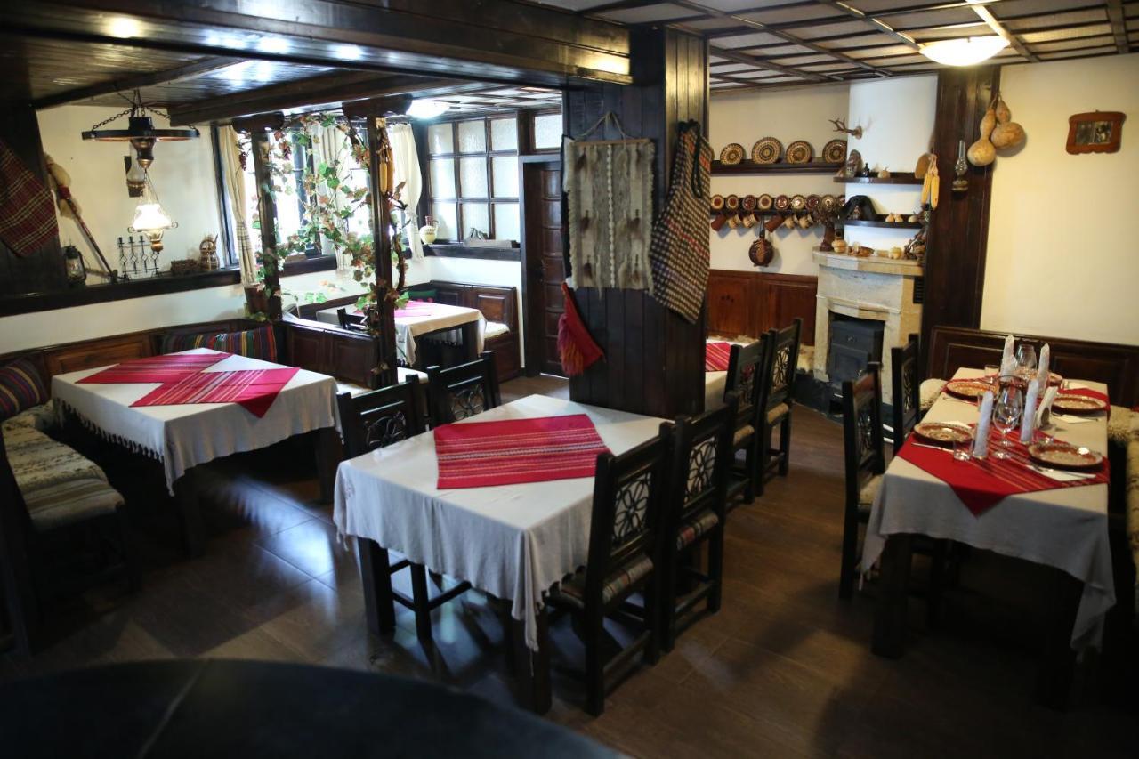Oazis Family Hotel Lovetsj Buitenkant foto