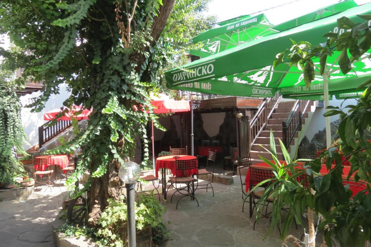 Oazis Family Hotel Lovetsj Buitenkant foto