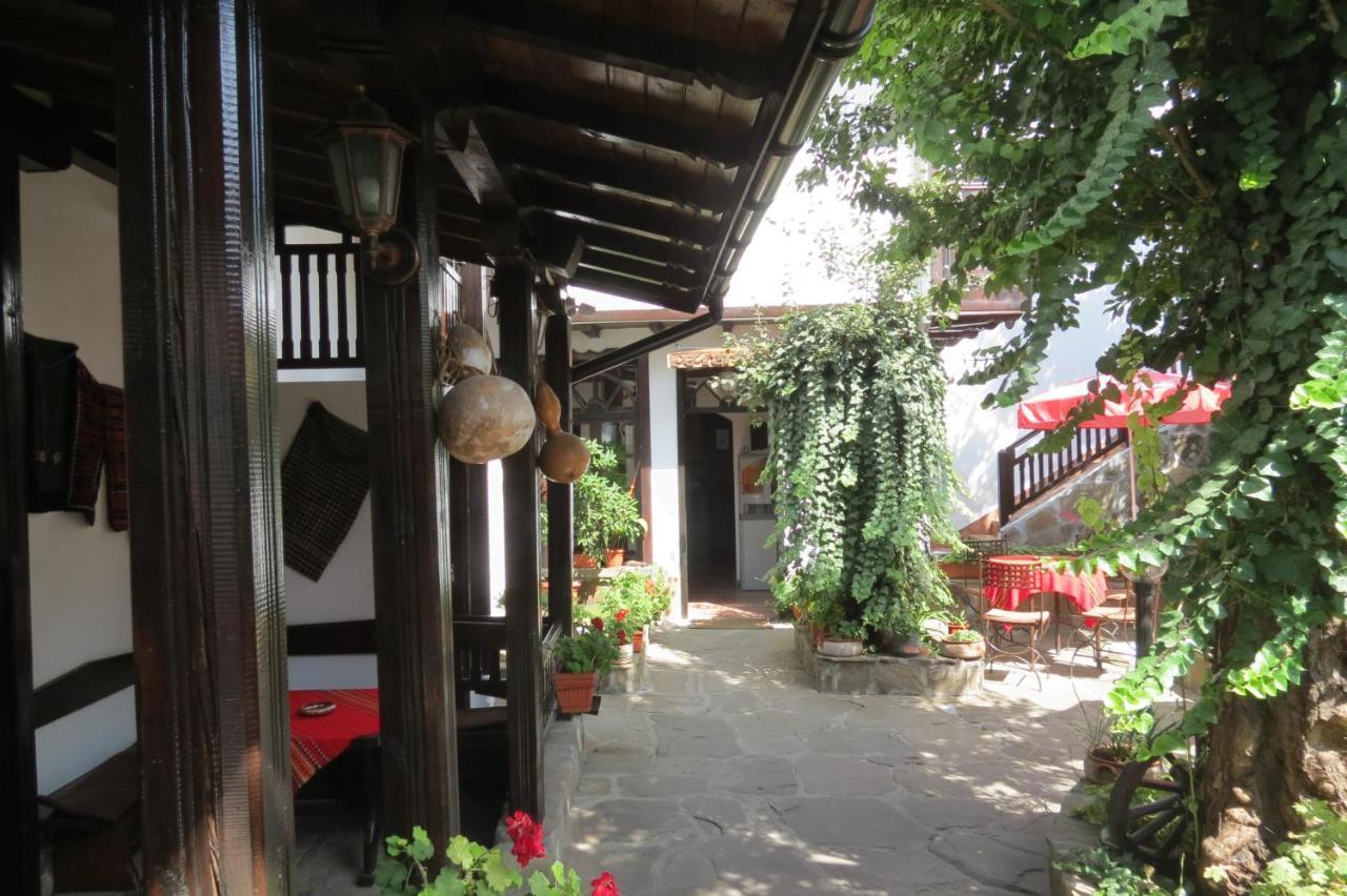 Oazis Family Hotel Lovetsj Buitenkant foto