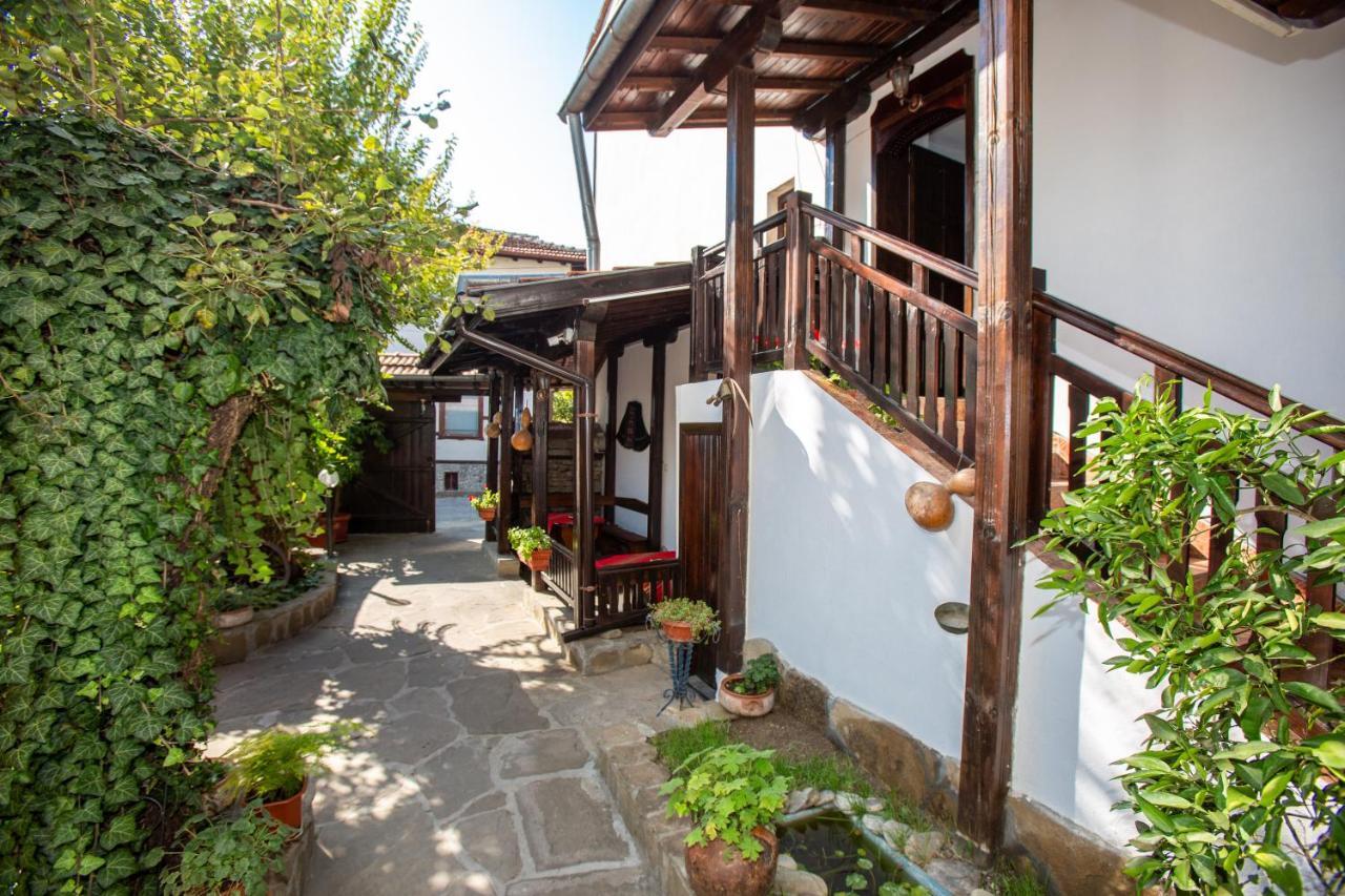 Oazis Family Hotel Lovetsj Buitenkant foto