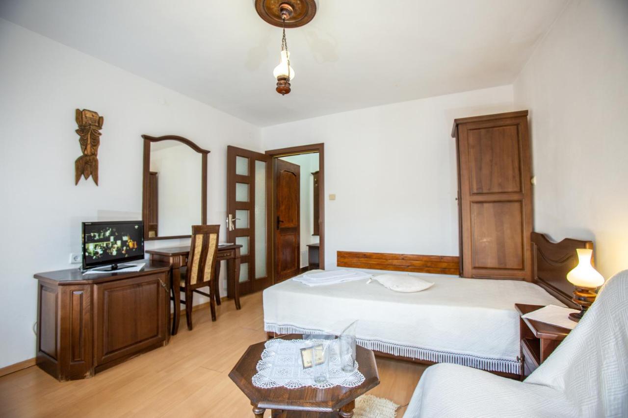 Oazis Family Hotel Lovetsj Buitenkant foto