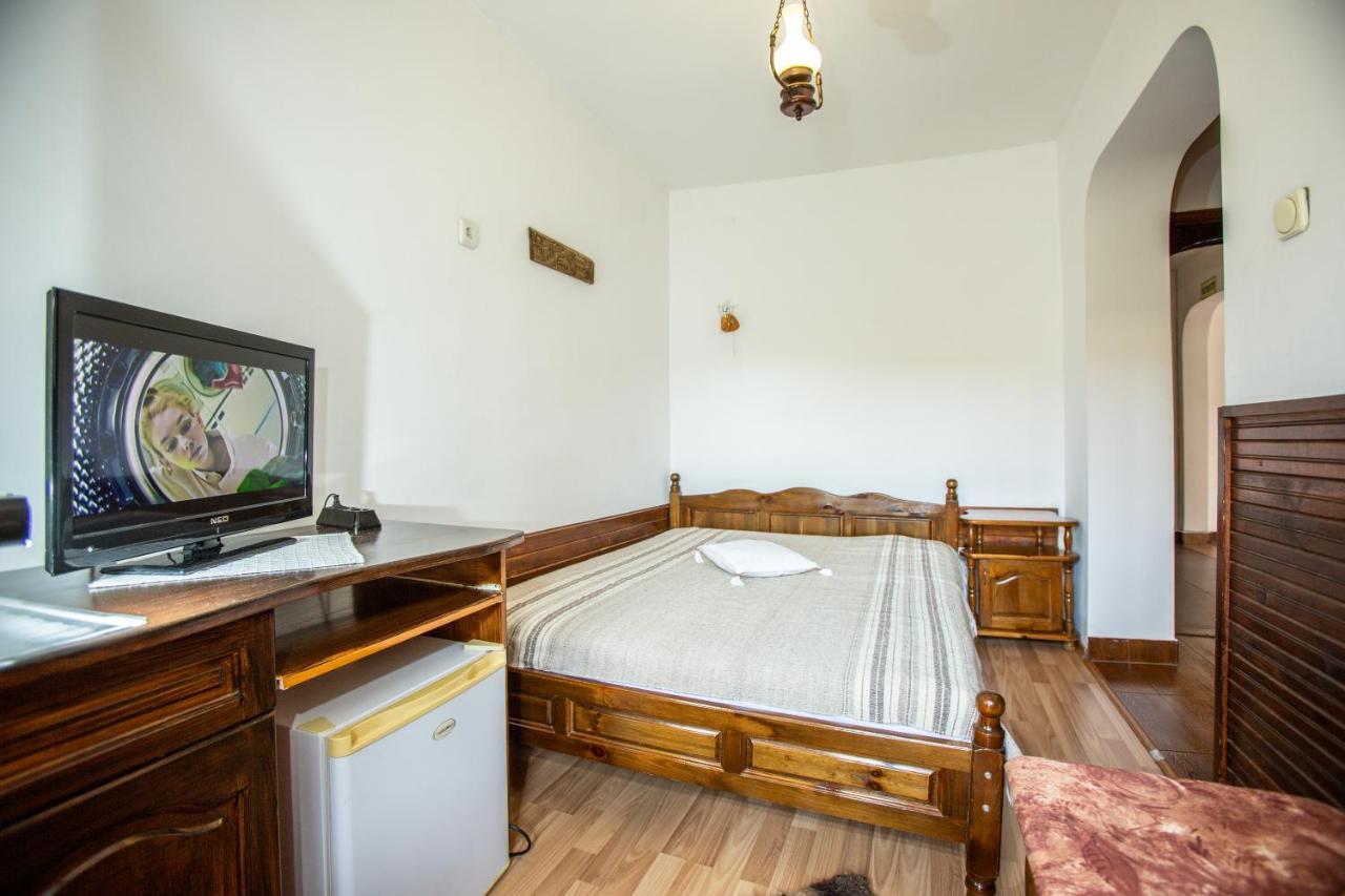 Oazis Family Hotel Lovetsj Buitenkant foto