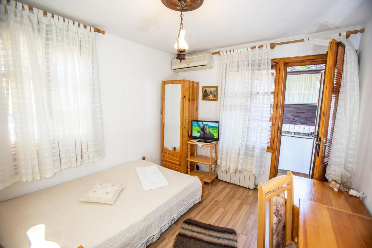 Oazis Family Hotel Lovetsj Buitenkant foto