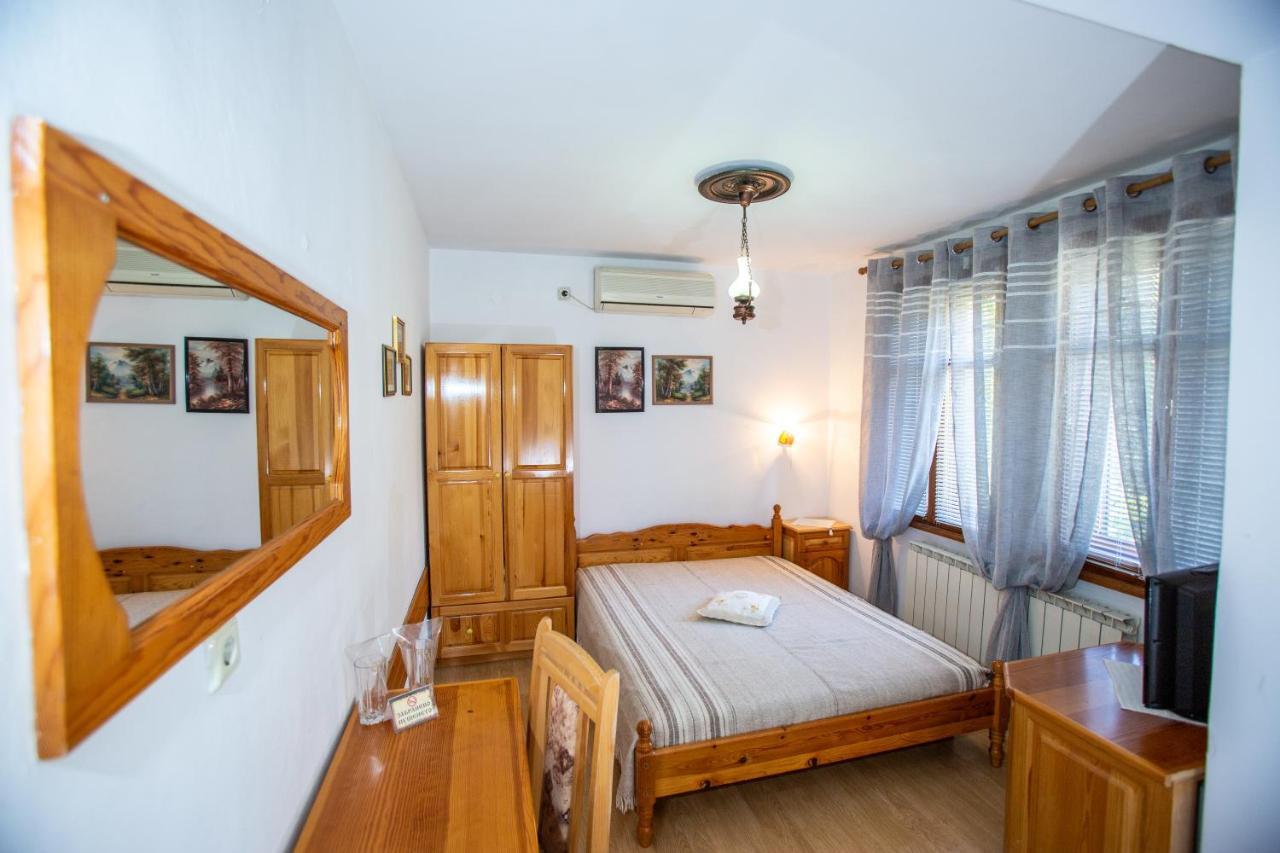 Oazis Family Hotel Lovetsj Buitenkant foto