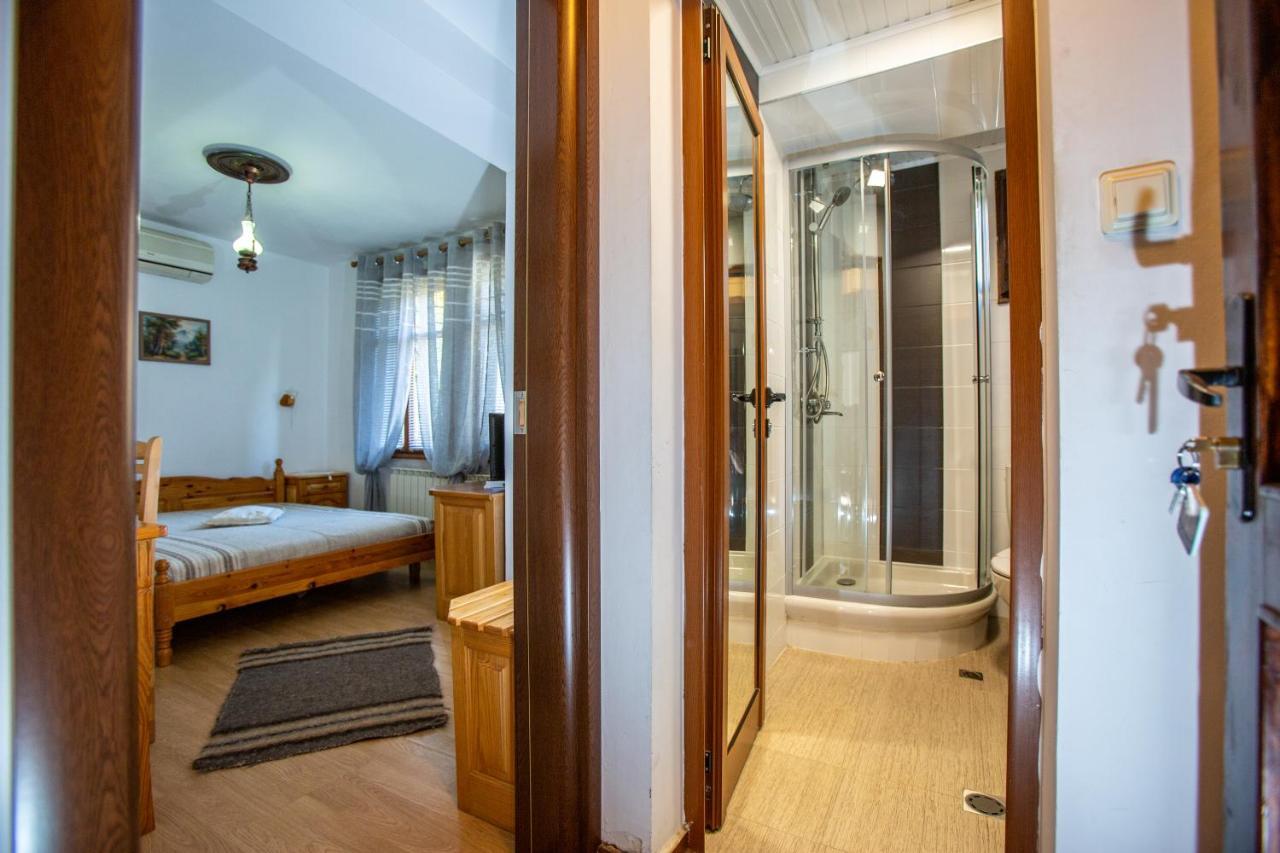 Oazis Family Hotel Lovetsj Buitenkant foto