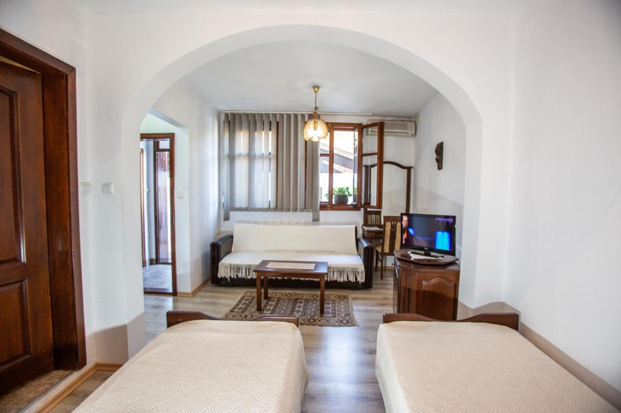 Oazis Family Hotel Lovetsj Buitenkant foto