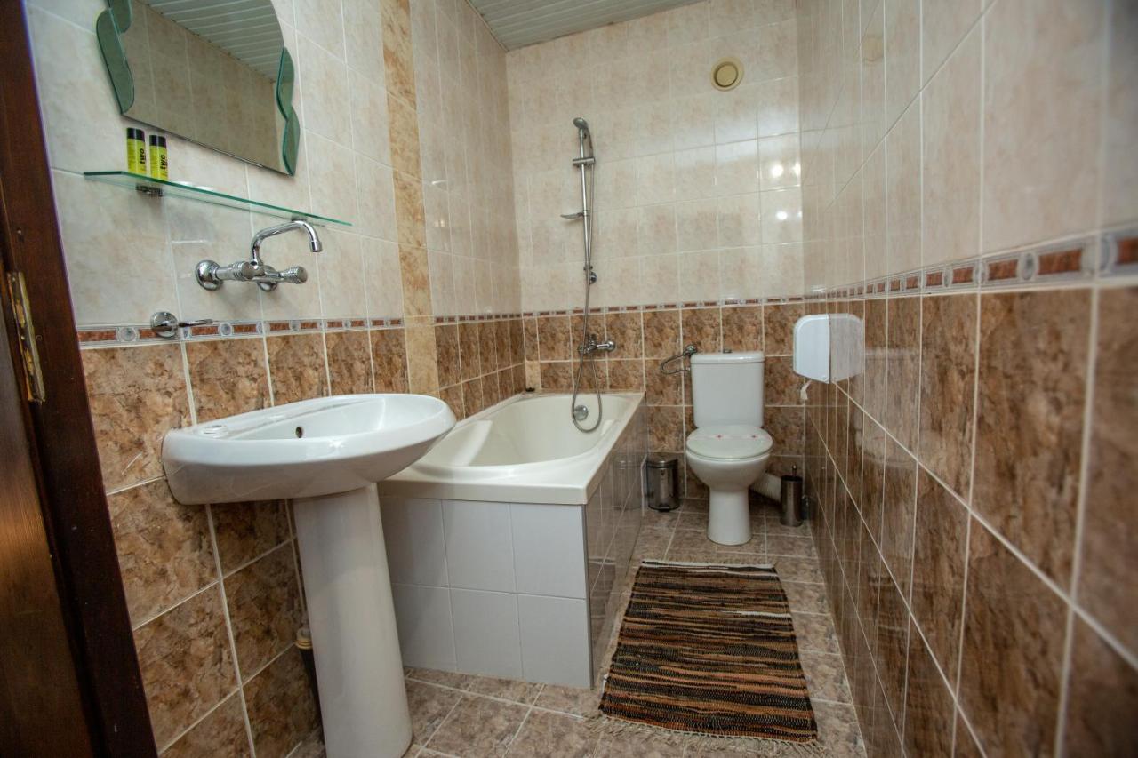 Oazis Family Hotel Lovetsj Buitenkant foto