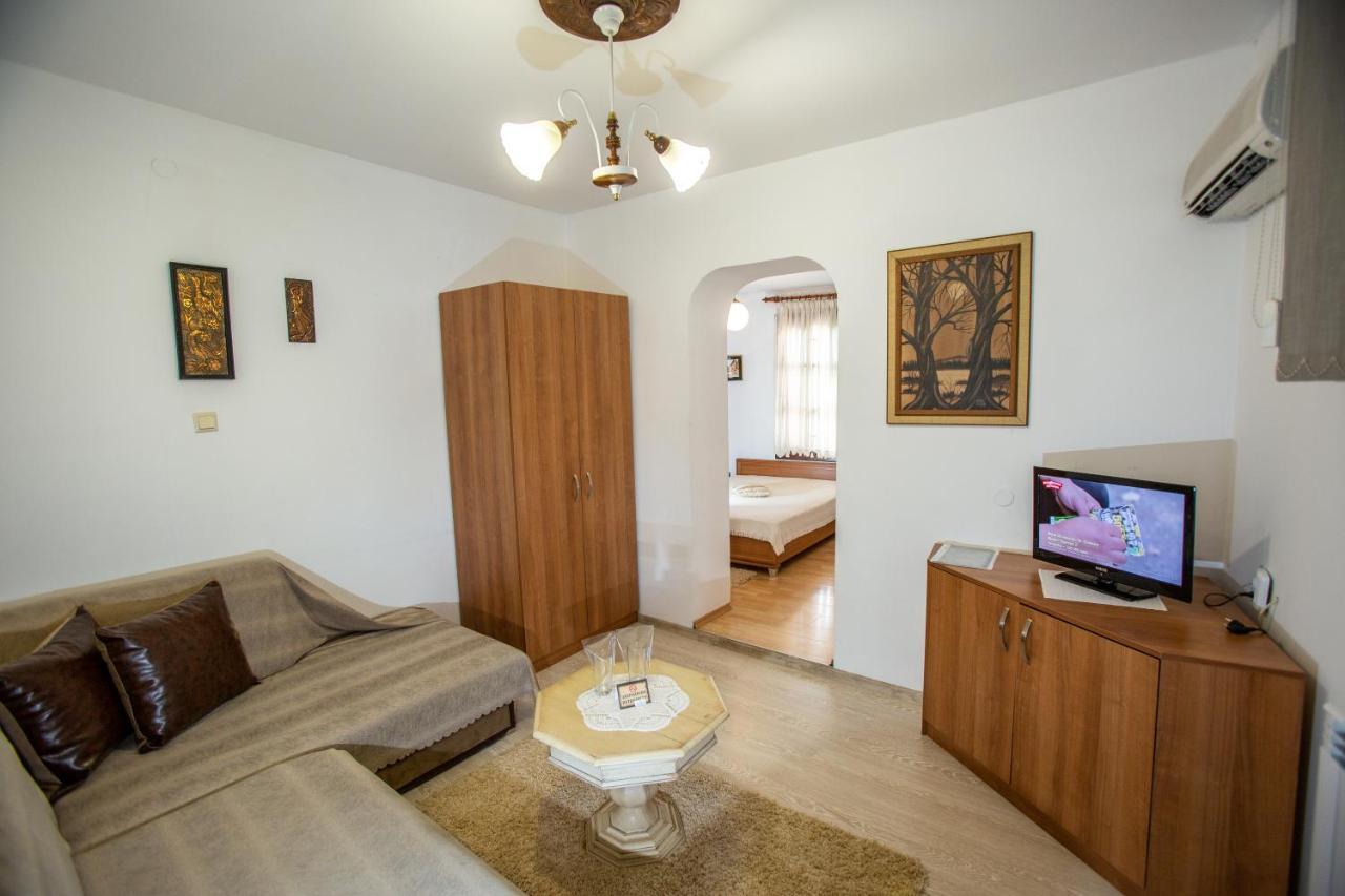 Oazis Family Hotel Lovetsj Buitenkant foto