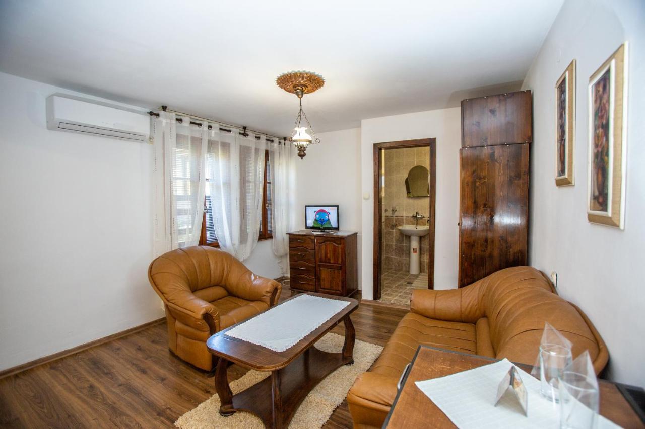 Oazis Family Hotel Lovetsj Buitenkant foto