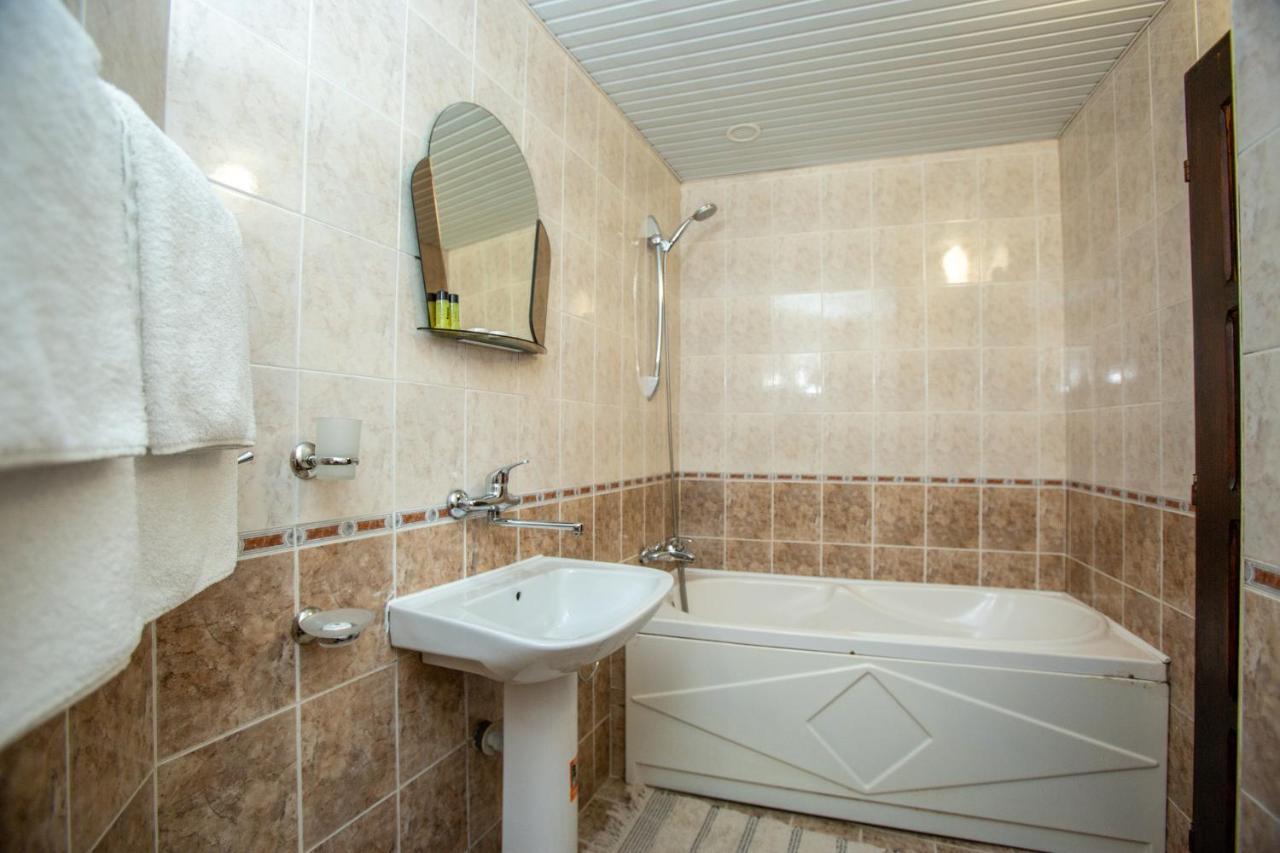 Oazis Family Hotel Lovetsj Buitenkant foto