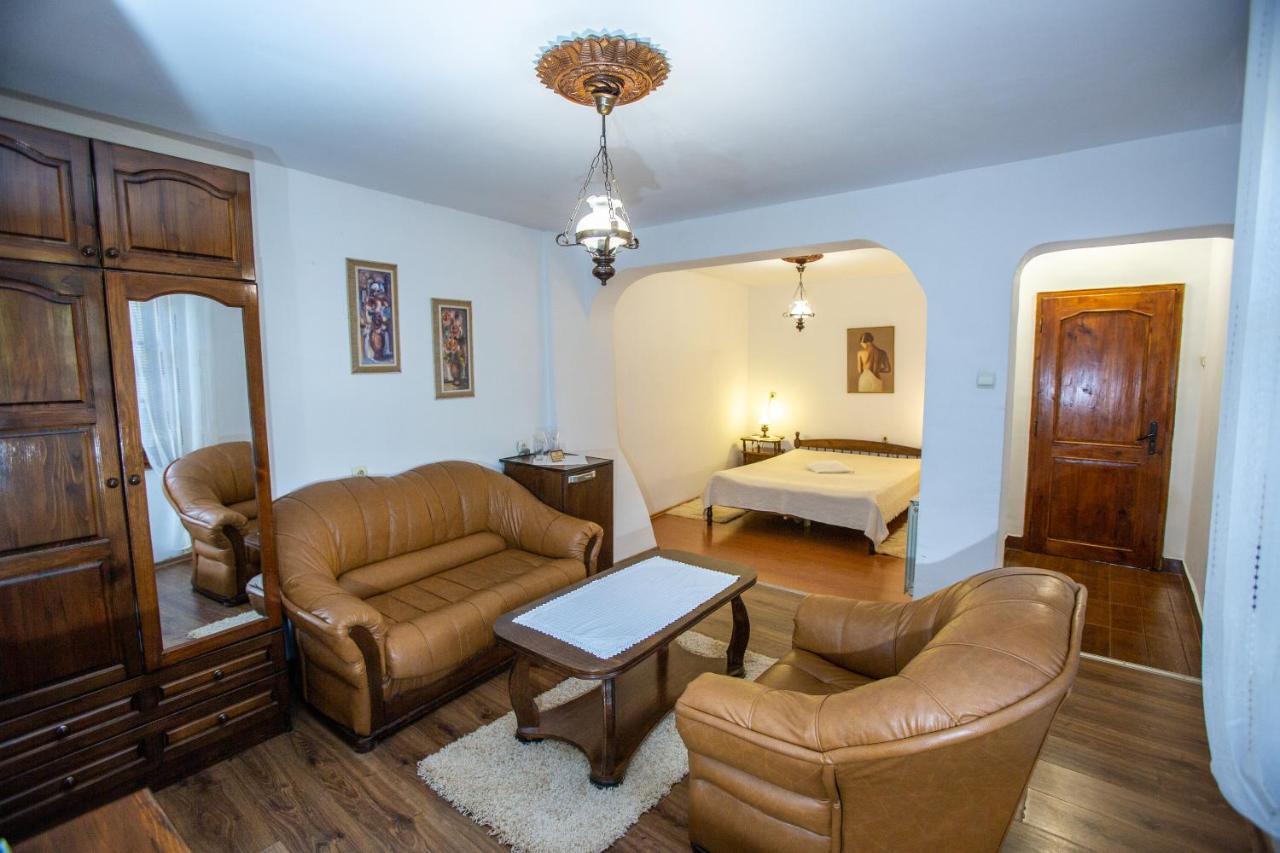 Oazis Family Hotel Lovetsj Buitenkant foto