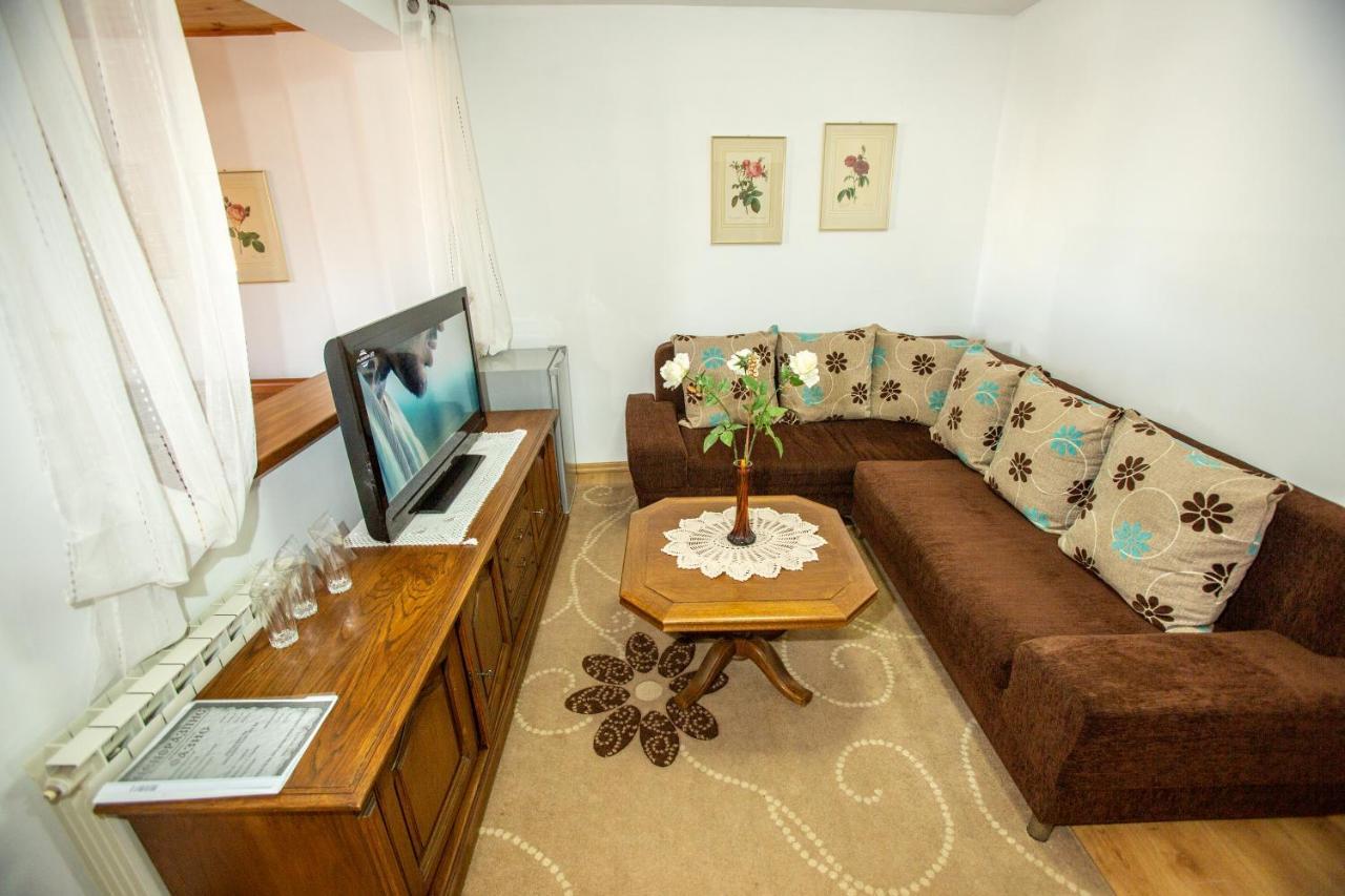 Oazis Family Hotel Lovetsj Buitenkant foto